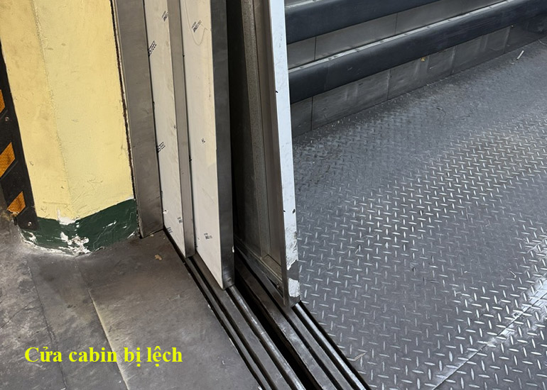 Kỹ thuật viên kiểm tra nguyên nhân thang máy gia đình bị kêu to rung lắc