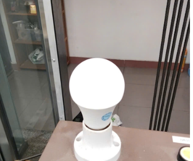 Thay đèn chiếu sáng thang máy trước khi kiểm định