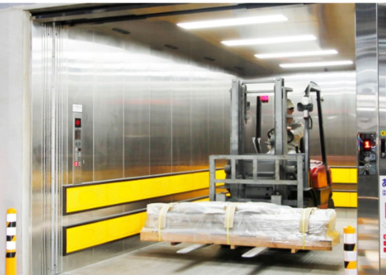 Thang máy tải hàng